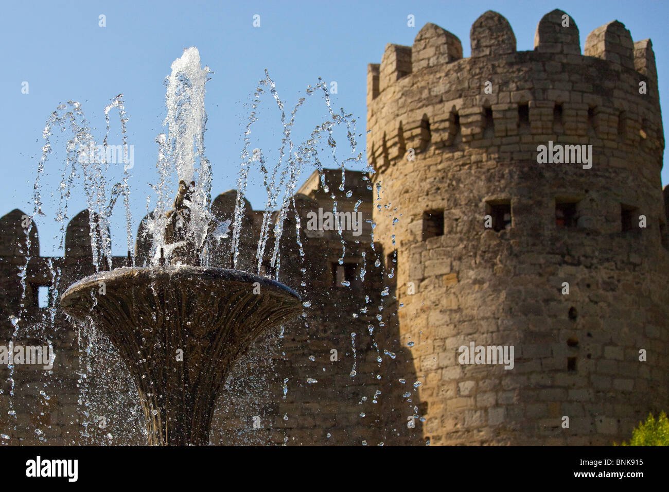 Fontana di fronte le mura della città vecchia di Baku, Azerbaijan Foto Stock