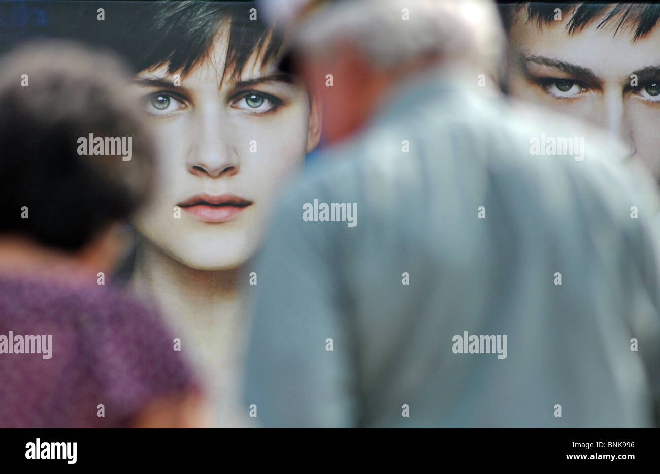 La gente a piedi passato i cartelloni pubblicitari vestiti Burberry, Venezia, Italia Foto Stock