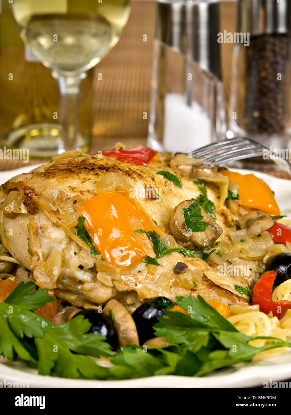 Italiano di pollo cotta su una piastra servita con pasta. Foto Stock