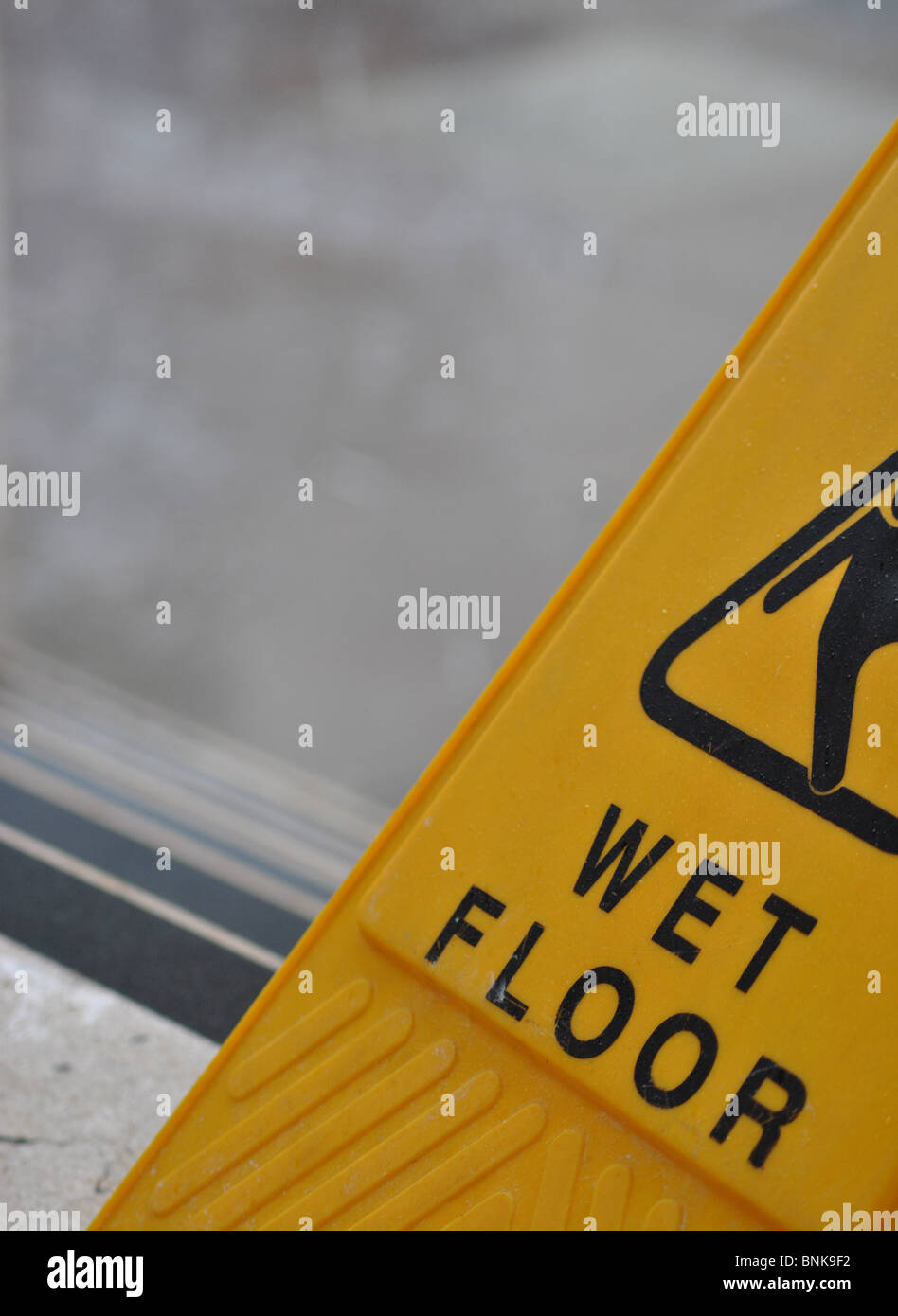 Pavimento bagnato segno, Inghilterra Foto Stock