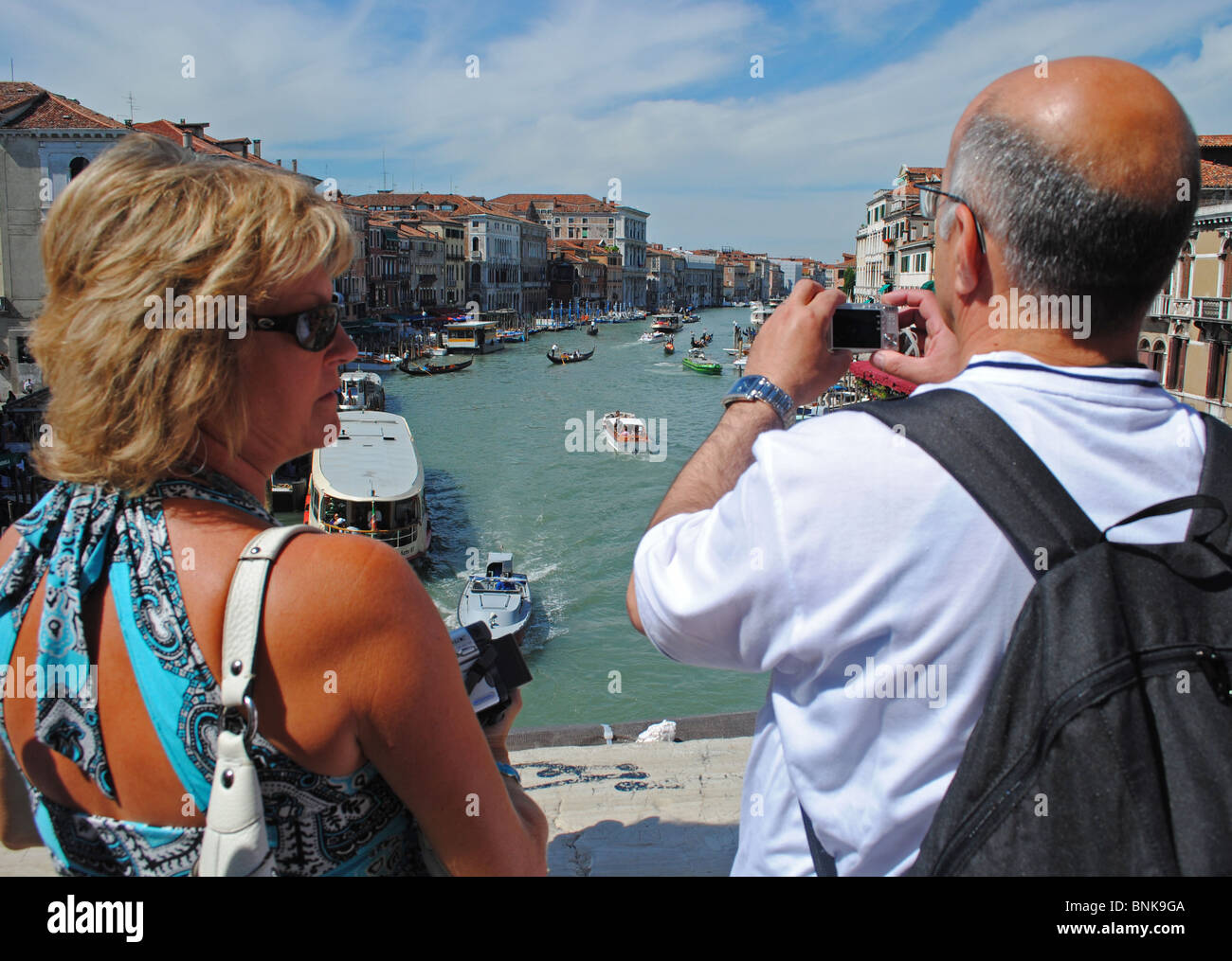 I turisti per scattare delle foto del Canal Grande e dal Ponte di Rialto, Venezia, Italia Foto Stock