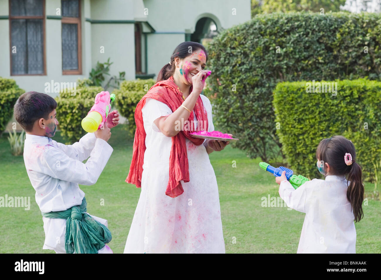 Famiglia celebra Holi Foto Stock