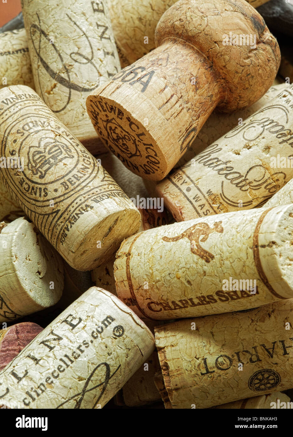 Una moltitudine di tappi vino Foto Stock