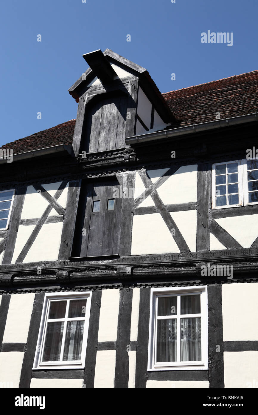 Un graticcio casa nella città tedesca di Havelberg lungo il fiume Elba ciclabile Elberadweg o Foto Stock