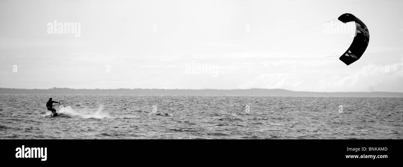 Kite Surfers nella Insenatura Cook e il braccio Turnagain dell Alaska Foto Stock