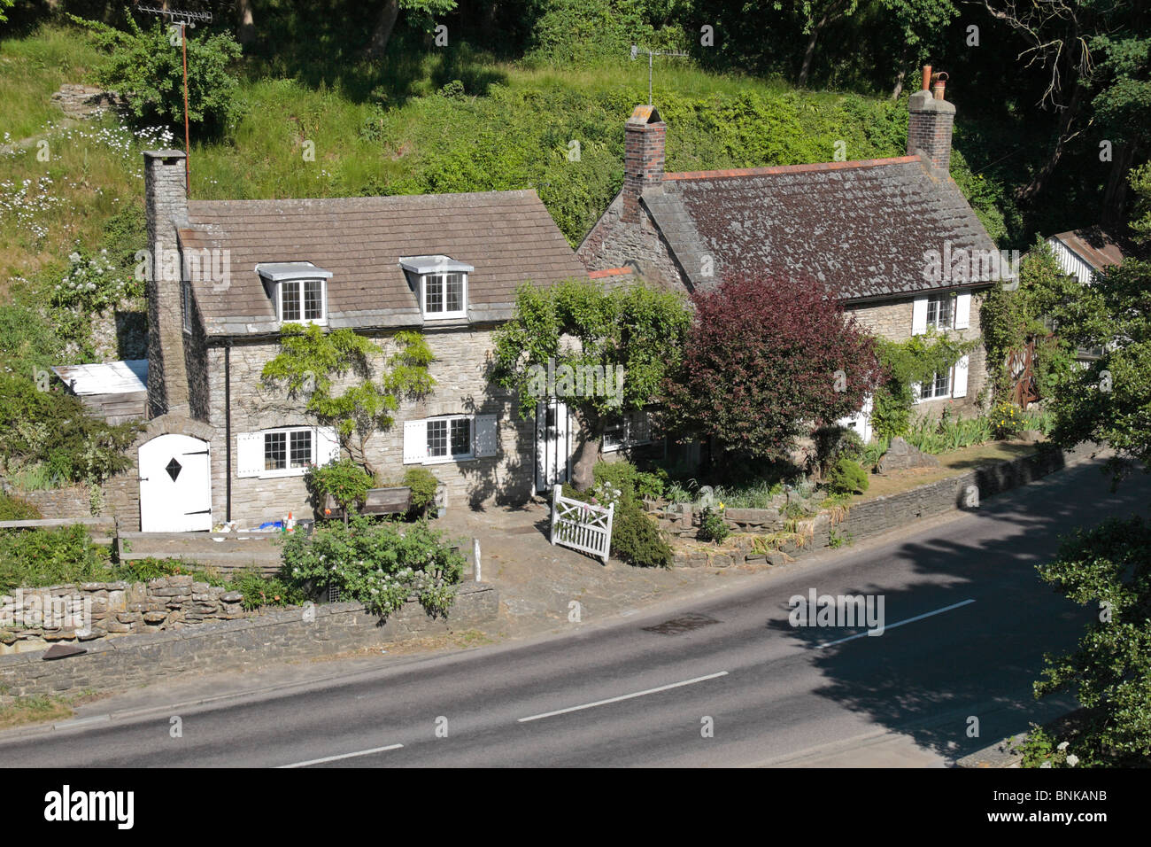 Una coppia di tipici cottage in pietra nel grazioso villaggio inglese di Corfe Castle, Dorset, Regno Unito. Foto Stock