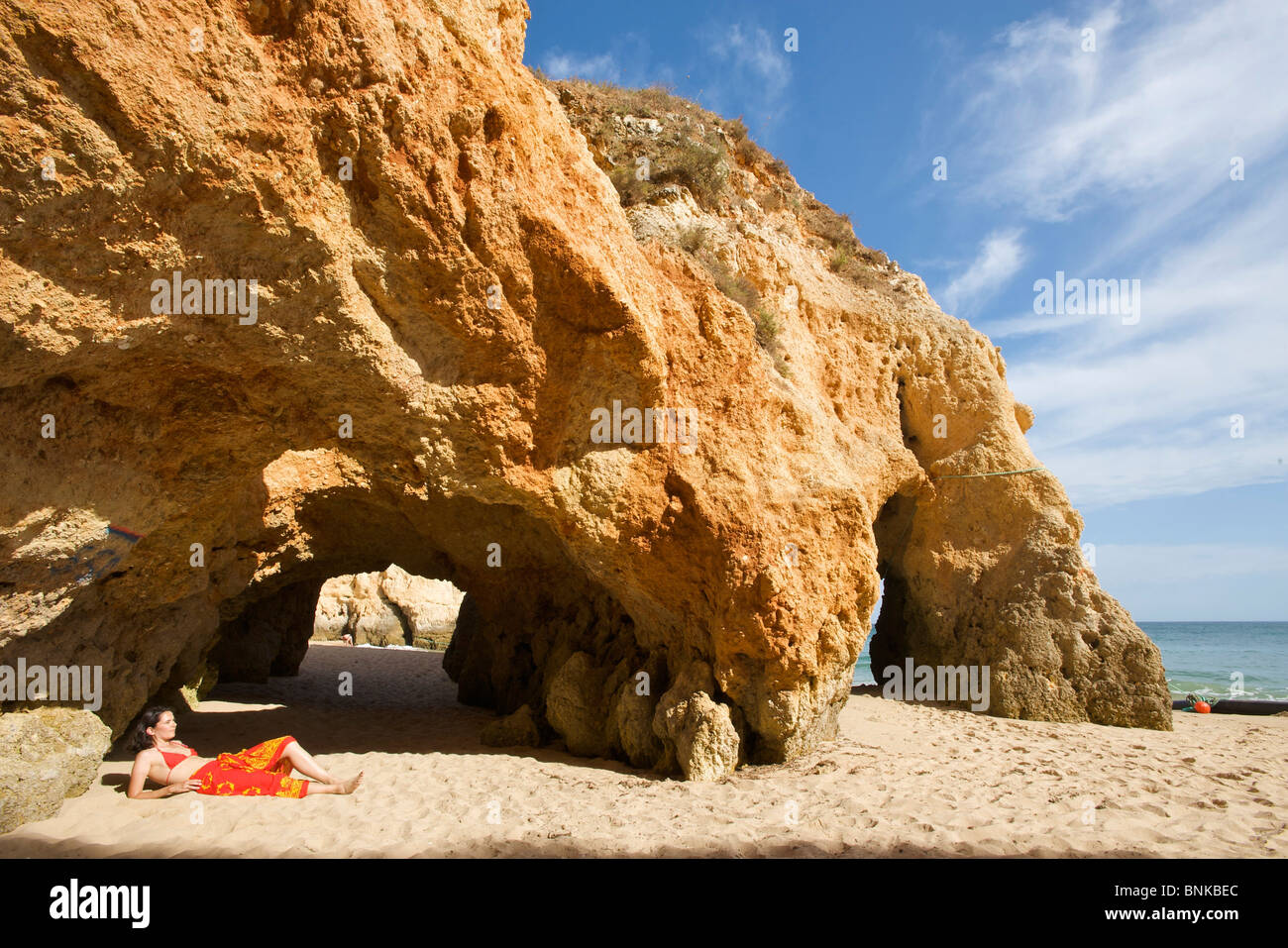 Algarve Portogallo donna Praia dos Tres Irmaos Alvor cliff roccia rocky rocky rocky più rocciosa costa rock rock coste coast Foto Stock