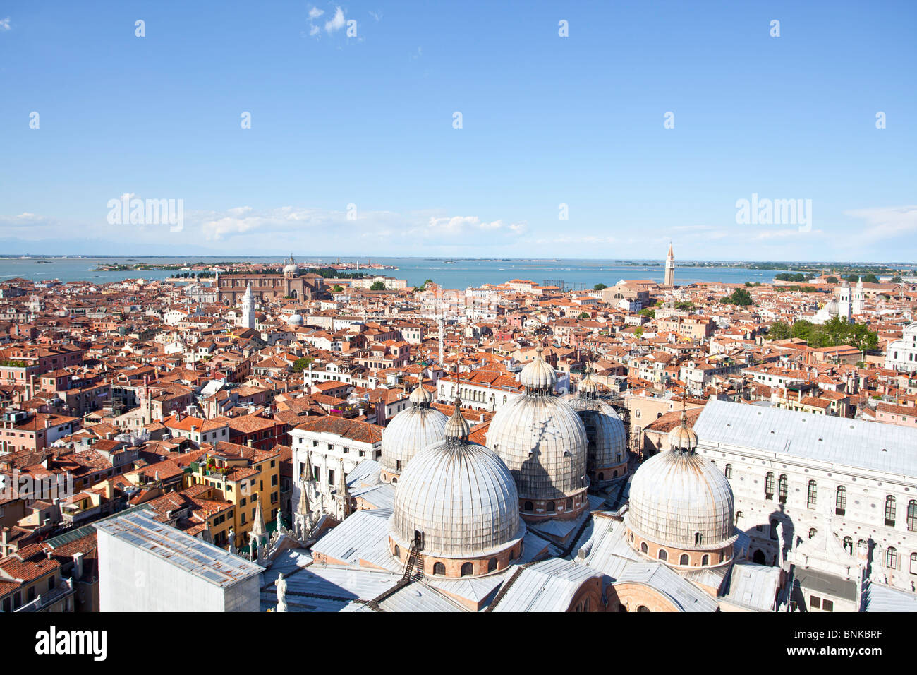 Venezia dalla sommità del Itinerari Segreti di Palazzo Ducale in piazza San Marco in centro a Venezia che si affaccia sulla città e la laguna Foto Stock