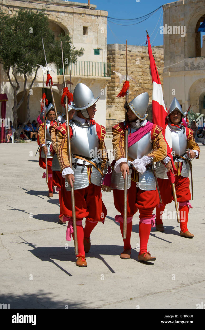 Malta Valletta in guardia In-Guardia Cavaliere di Malta fort San Elmo  sfilata sfilate uniformi uniformi storia storicamente Foto stock - Alamy