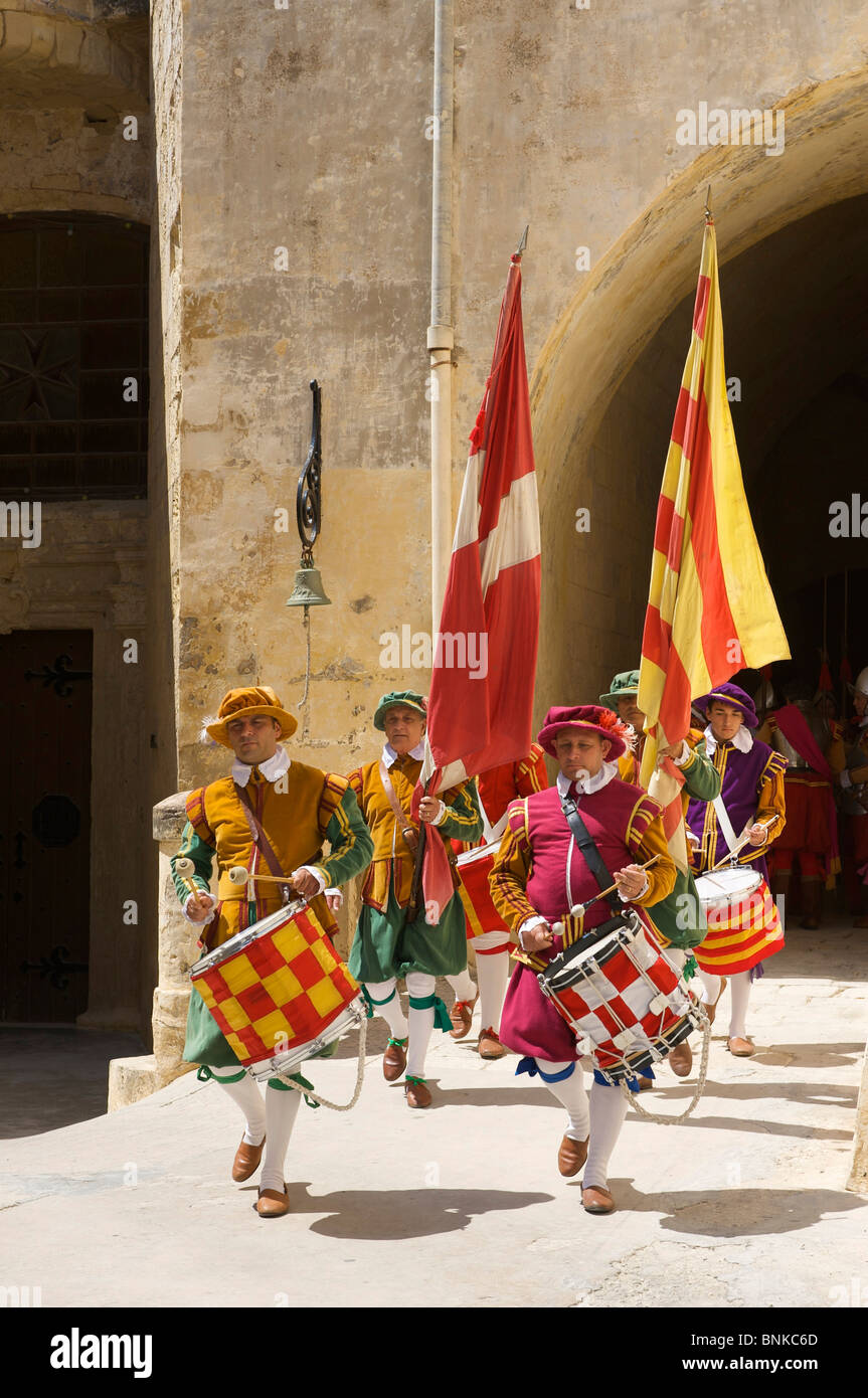 Malta Valletta in guardia In-Guardia Cavaliere di Malta fort San Elmo sfilata sfilate uniformi uniformi storia storicamente Foto Stock