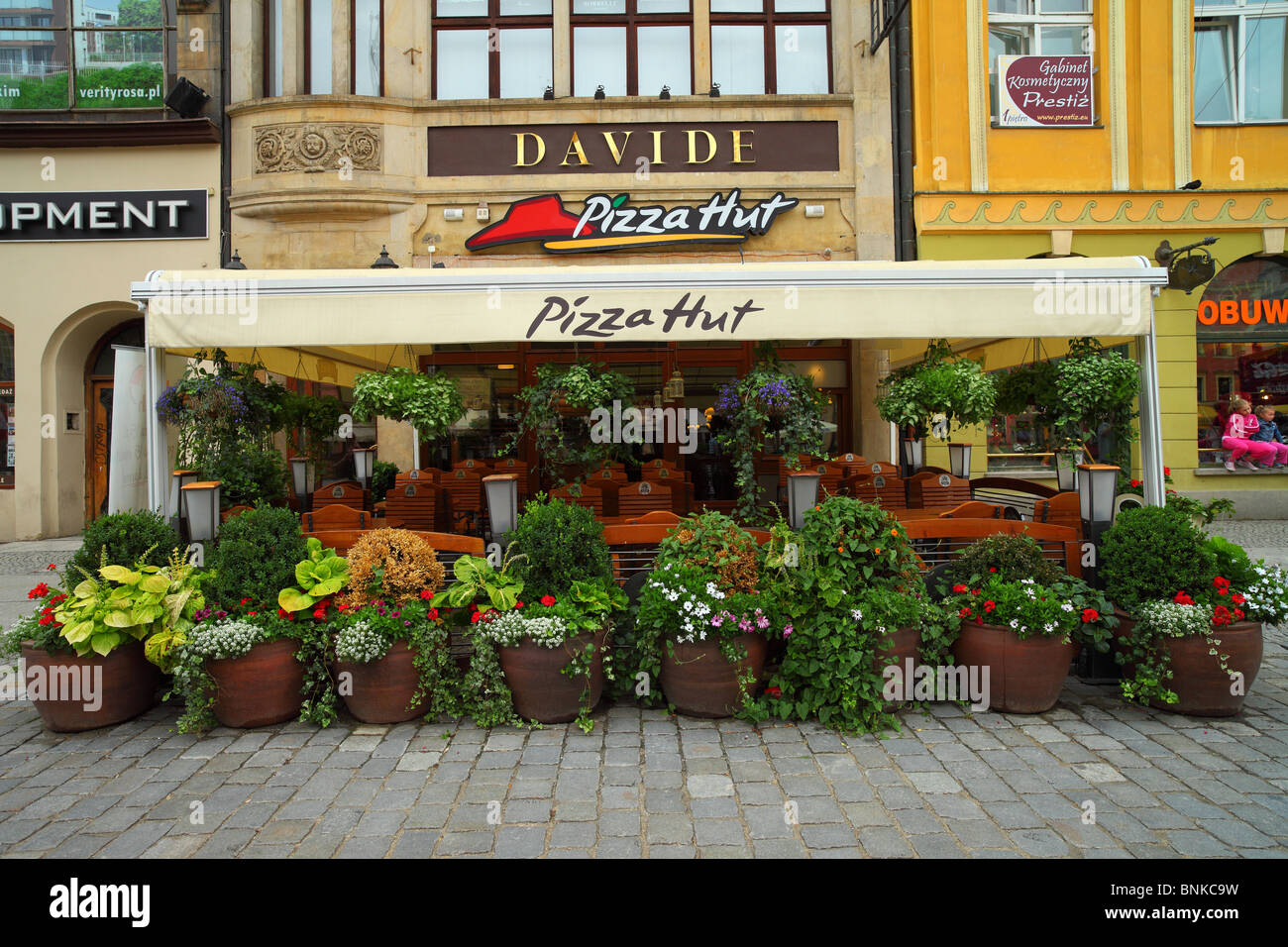 Pizza Hut circondato da aiuole di fiori di Wroclaw il Mercato Vecchio Foto Stock