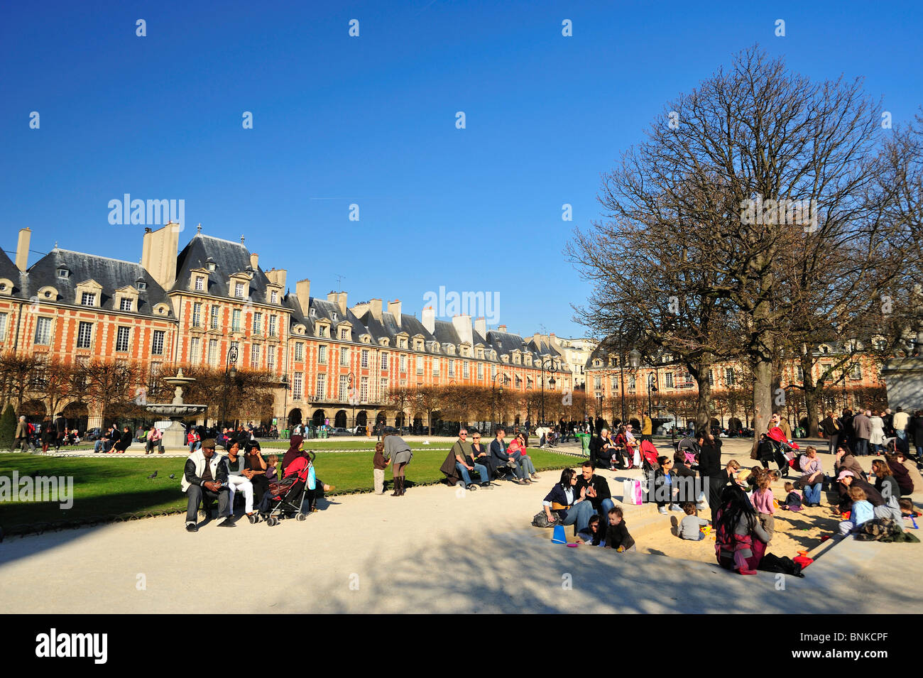 3 arrondissement 4 arrondissement architettura cielo blu di giorno in giorno l'Europa esterno Quarto arrondissement francia - francese Foto Stock