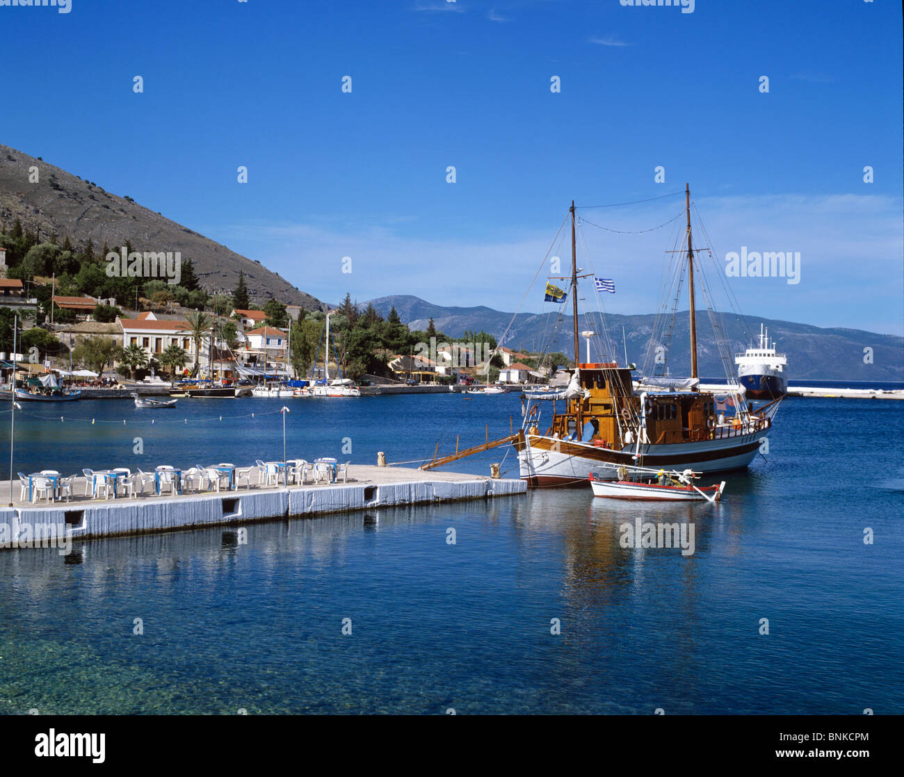 Harbourside vista del pittoresco villaggio di pescatori di Agia Effimia su Cefalonia Foto Stock