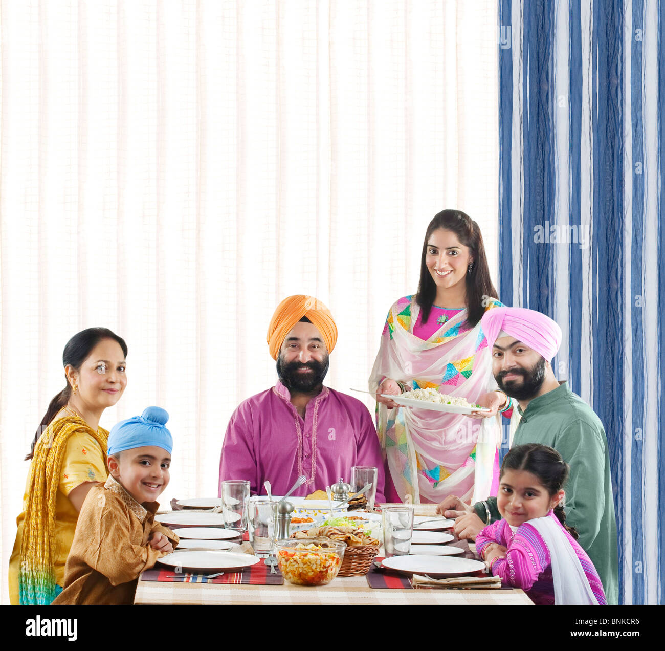 Famiglia Sikh al tavolo da pranzo Foto Stock