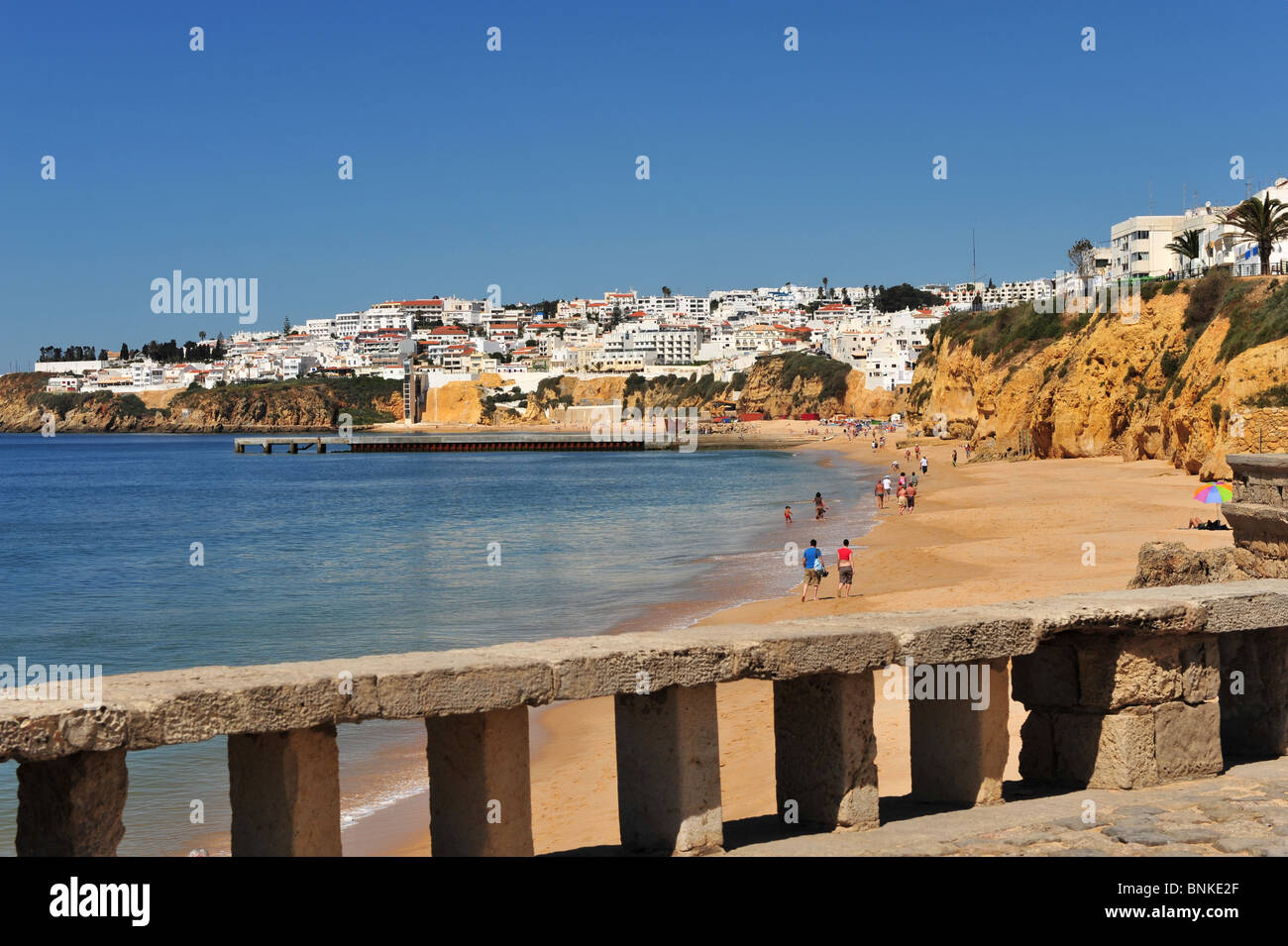 La principale spiaggia del resort a Albufeira noto come 'Fishermans Beach', Algarve, PORTOGALLO Foto Stock