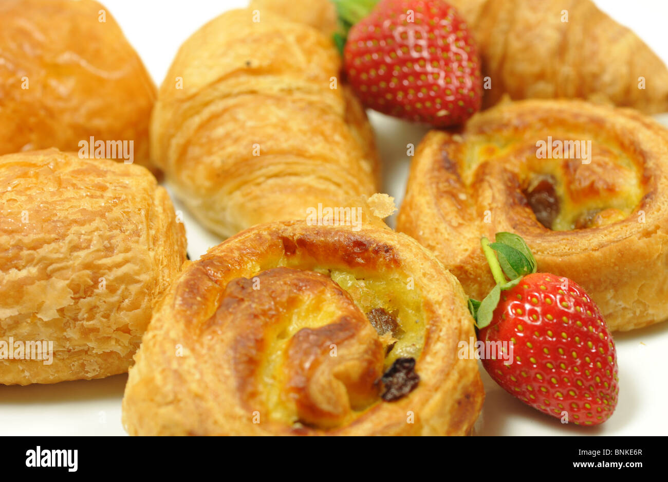 Chiudere l immagine di una piastra di una colazione fresca pastiries con fragole Foto Stock