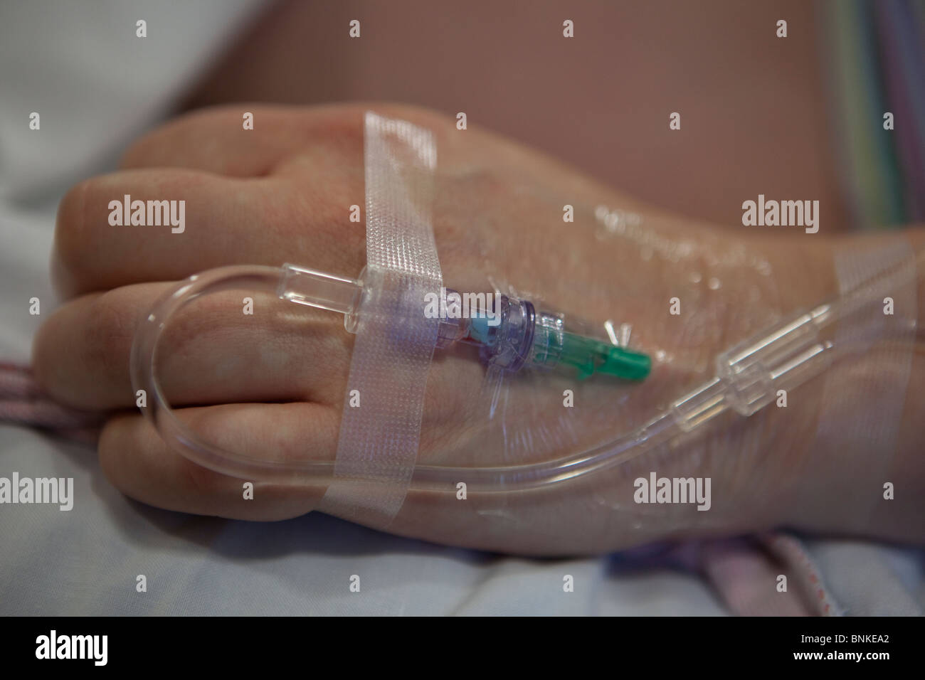 Donna connesso a gocciolare in ospedale Foto Stock