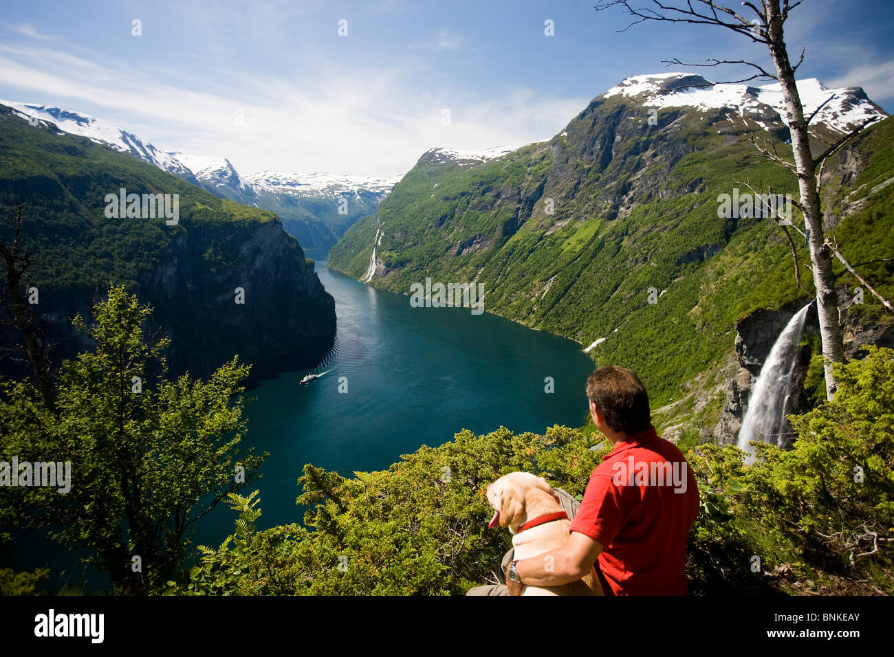 Norvegia Scandinavia Geiranger fiordo Geirangerfjord visualizza il patrimonio culturale mondiale scenario natura cascata uomo dog travel vacanze Foto Stock