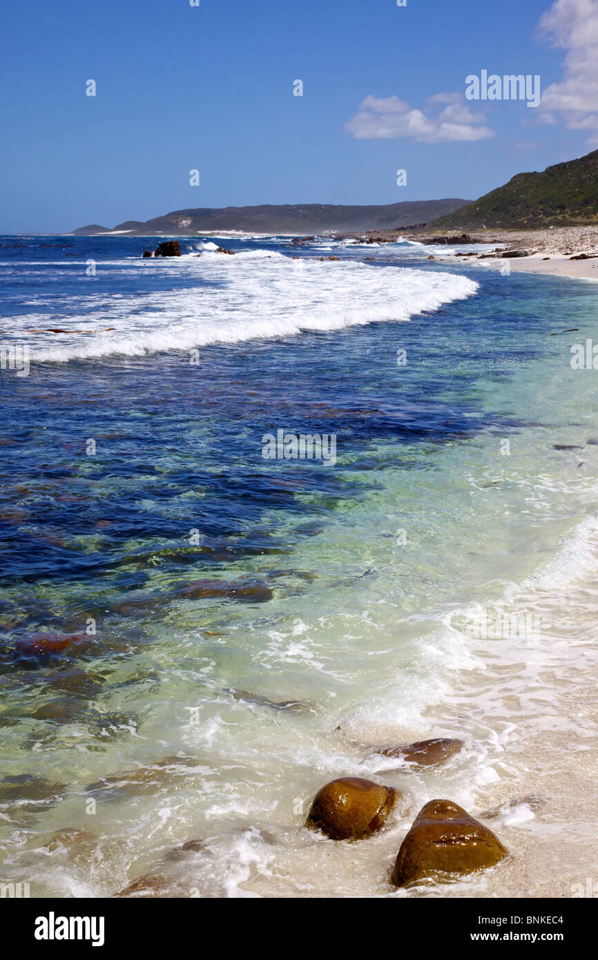 Il freddo, limpide acque dell'Oceano Atlantico a Maclear Beach, al Capo di Buona Speranza area della Penisola del Capo, in Sud Africa Foto Stock