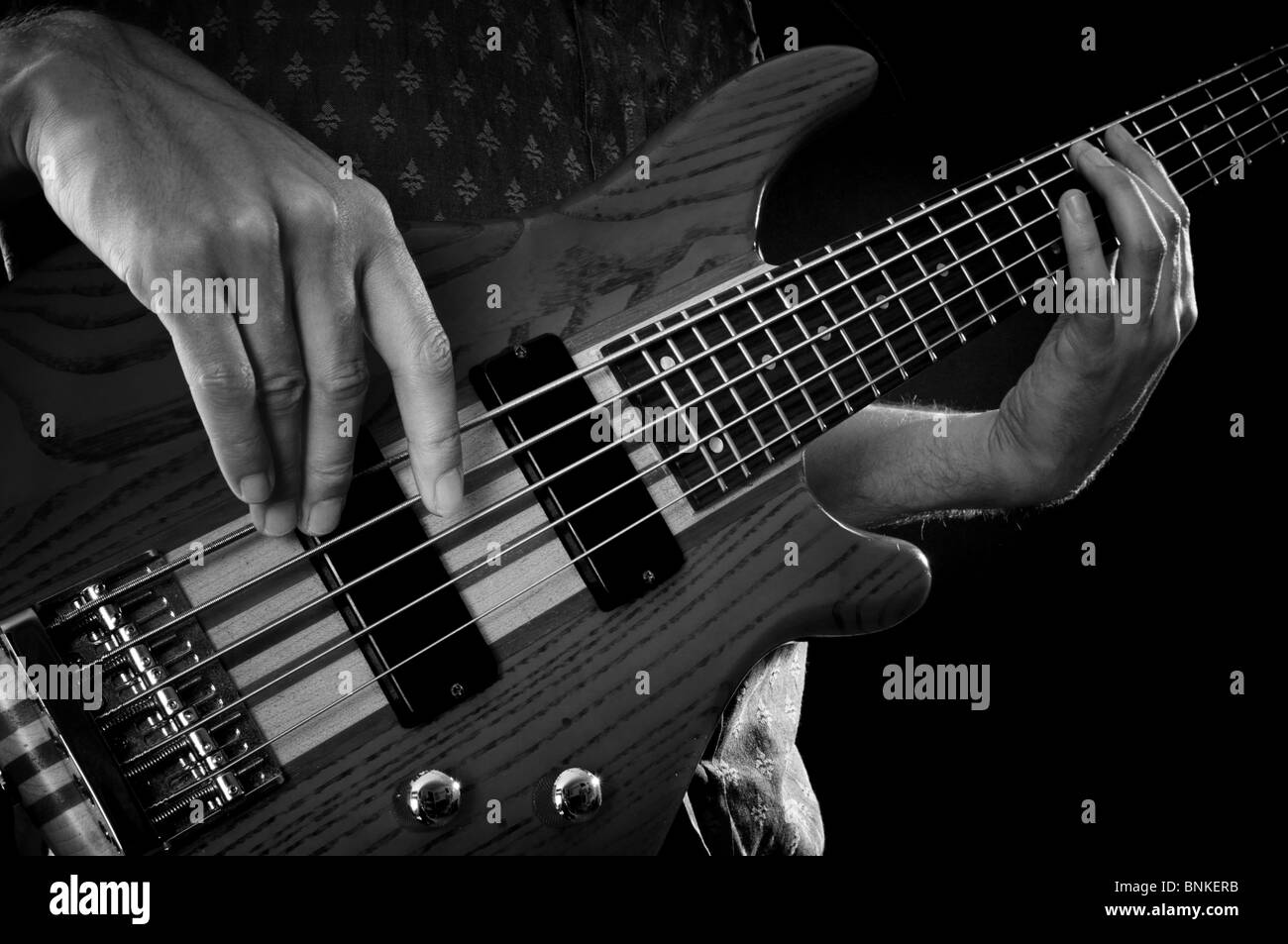 Bass Guitar line basslines stringa chitarre con corde giocatore giocare Giocare uomo musica musicista musicisti rock del braccio strumento musicale ins Foto Stock