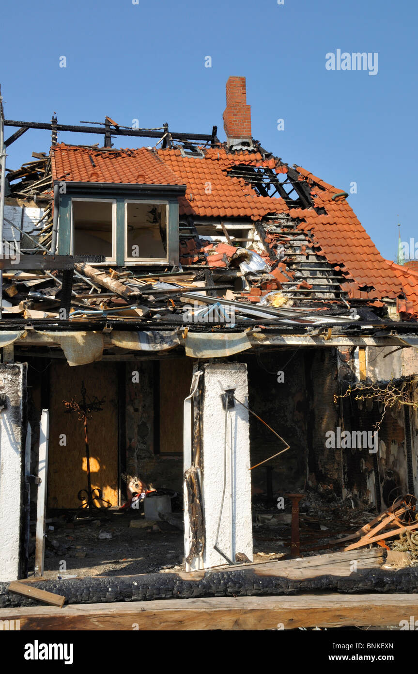 Oggetto casa home home luogo di residenza fuoco dipartimento dei vigili del fuoco di estinzione delle fiamme di fuoco di fuliggine di fumo di macerie rovine di cenere Foto Stock