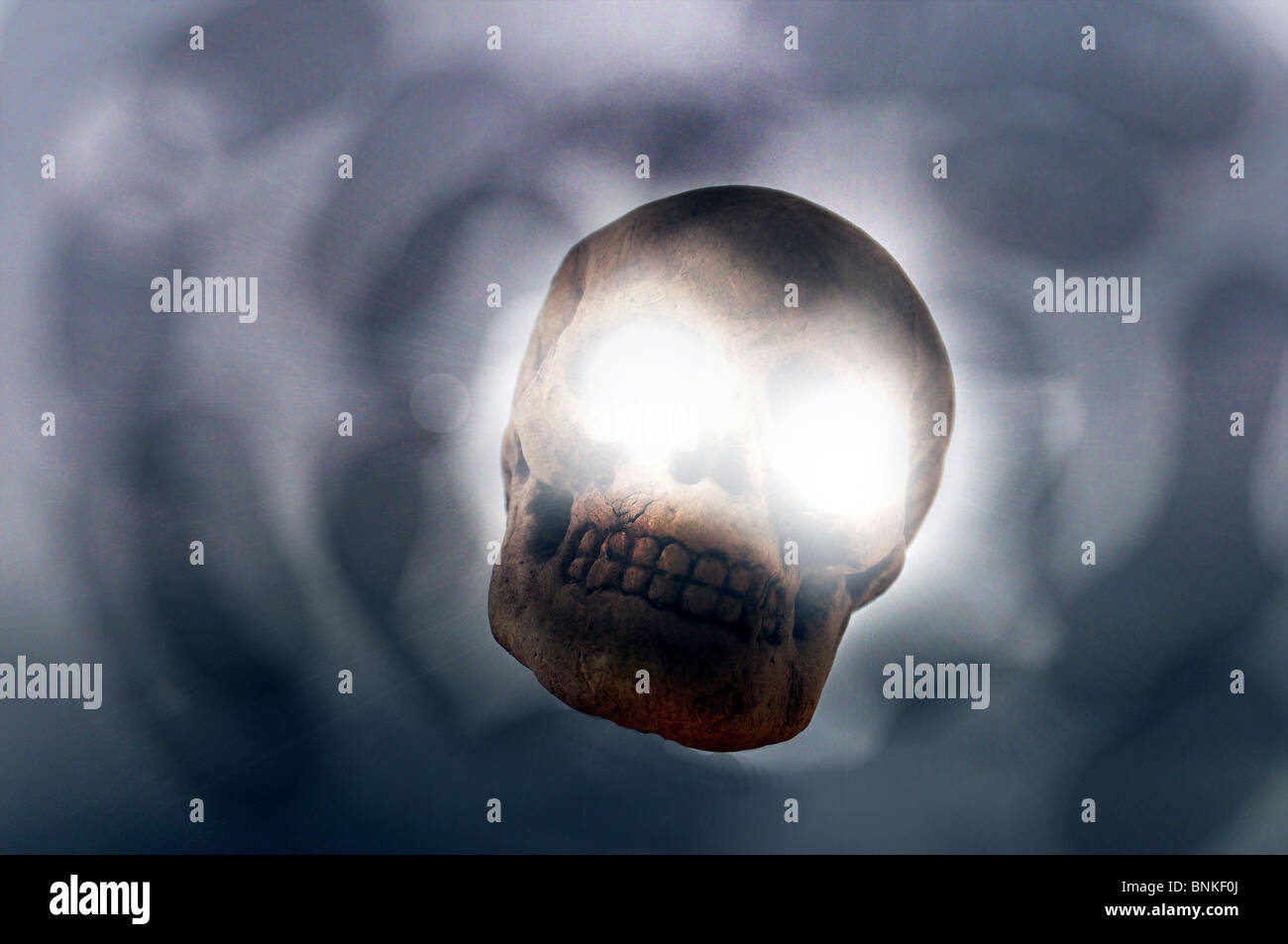 Concetti della morte-testa persona morta del cranio persona morta l'umore persona dello scheletro spaventoso spiacevolmente spaventosamente Foto Stock