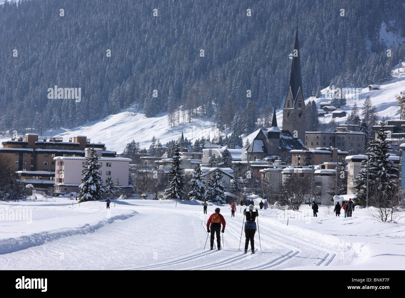 In Svizzera gli sport invernali Sci di fondo sci di fondo posto a Davos Davos Platz chiesa Saint Johann cantone Foto Stock