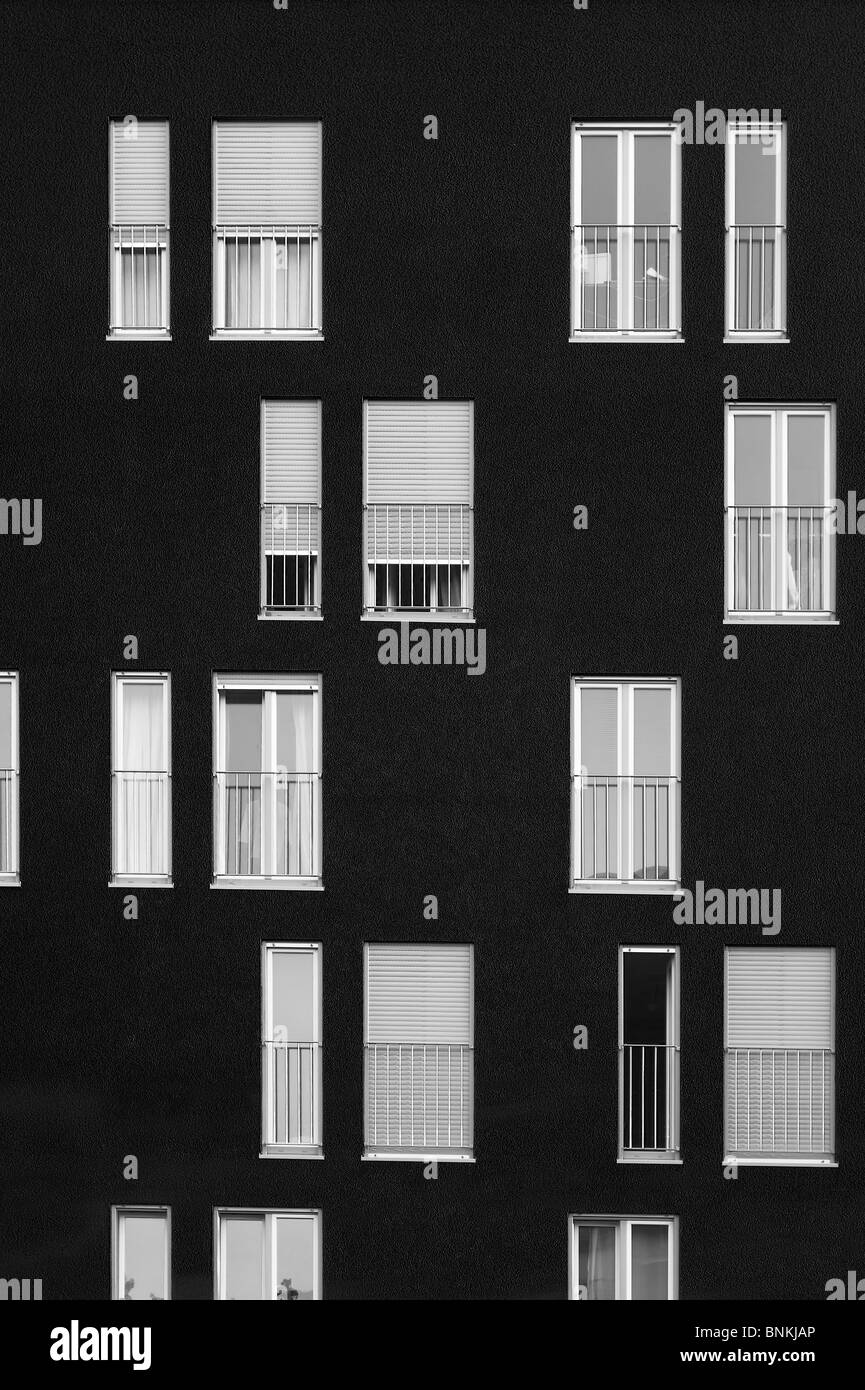 Moderna architettura residenziale con le pareti nere e Windows Foto Stock