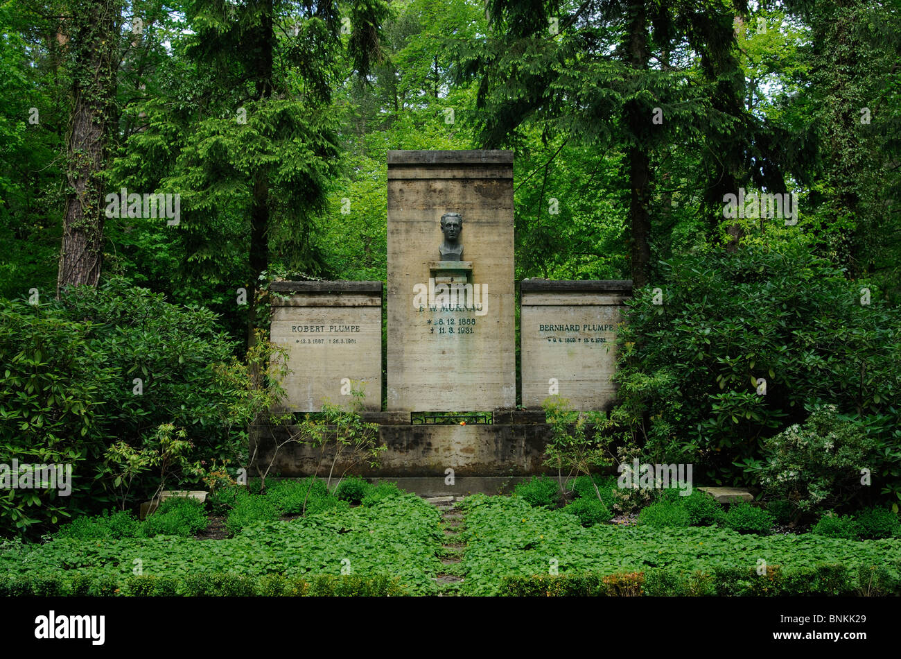Tomba di Friedrich Wilhelm Murnau, il film muto direttore, Suedwestkirchhof Stahnsdorf cimitero, vicino a Berlino e nel Land di Brandeburgo, in Germania. Foto Stock