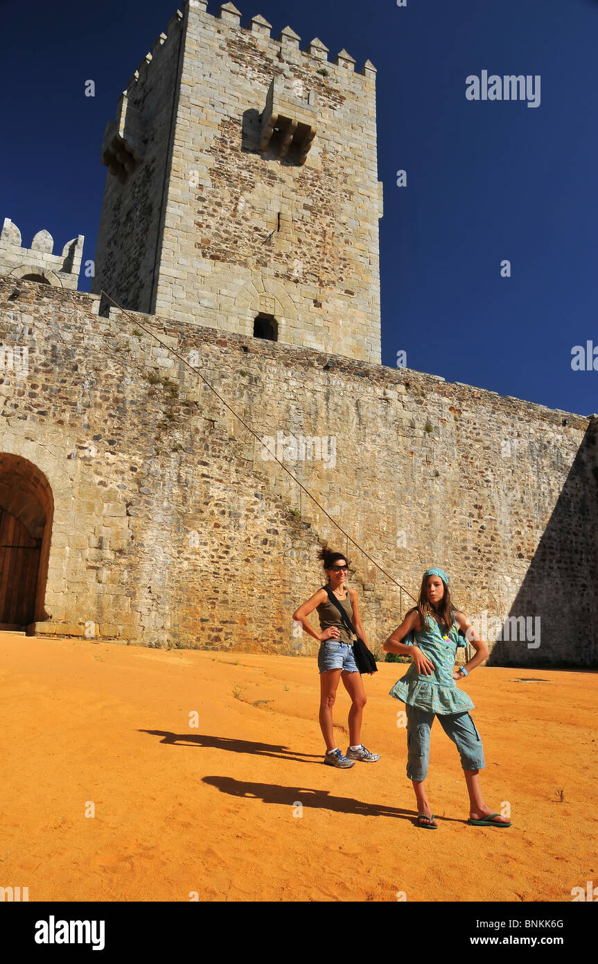 Serratura castello castello-fortezza fort architettura difesa mura di difesa napoleonico corte esterna cortile Portogallo donna moglie Foto Stock