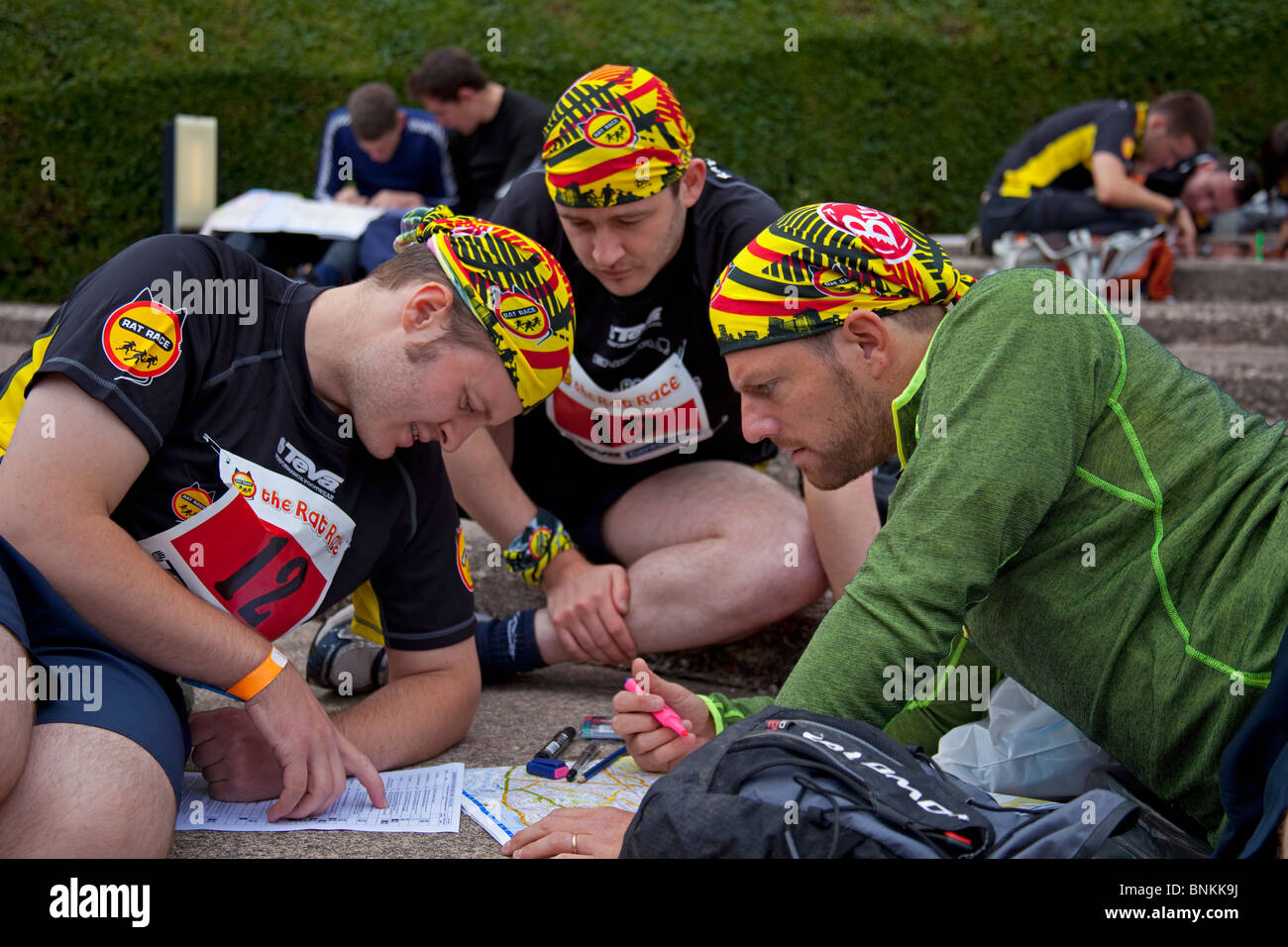 Ratto maschio concorrenti gara esaminare la mappa del percorso, Edimburgo Scozia UK Europa Foto Stock