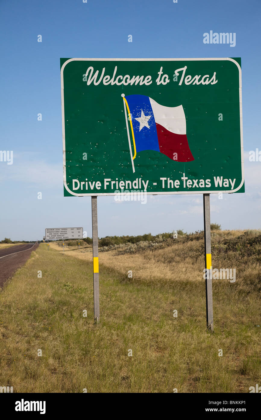 Texas segno di benvenuto cordiale unità con fori di proiettile sulla Highway 18 Texas USA Foto Stock