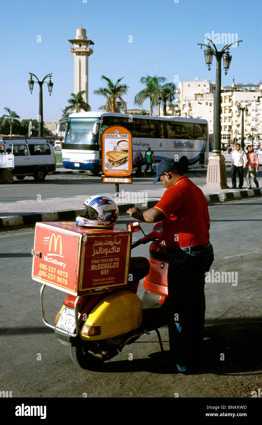 McDonald's dipendente e il fast food scooter per la consegna di Luxor in Egitto superiore. Foto Stock