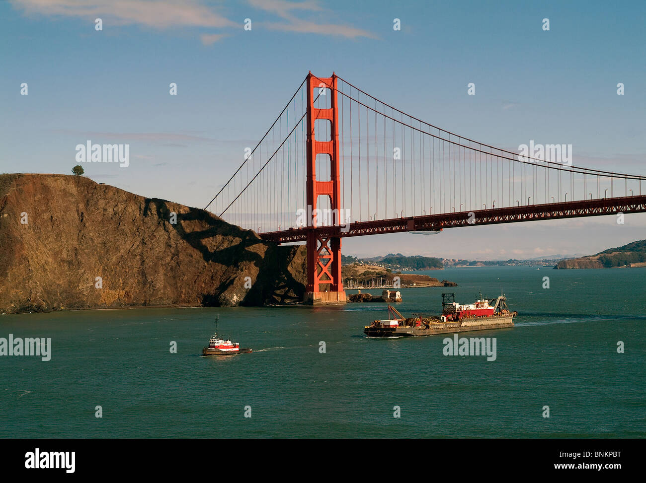 Vista aerea sopra rimorchiatore tirando chiatta caricato sotto il ponte del Golden Gate California Foto Stock