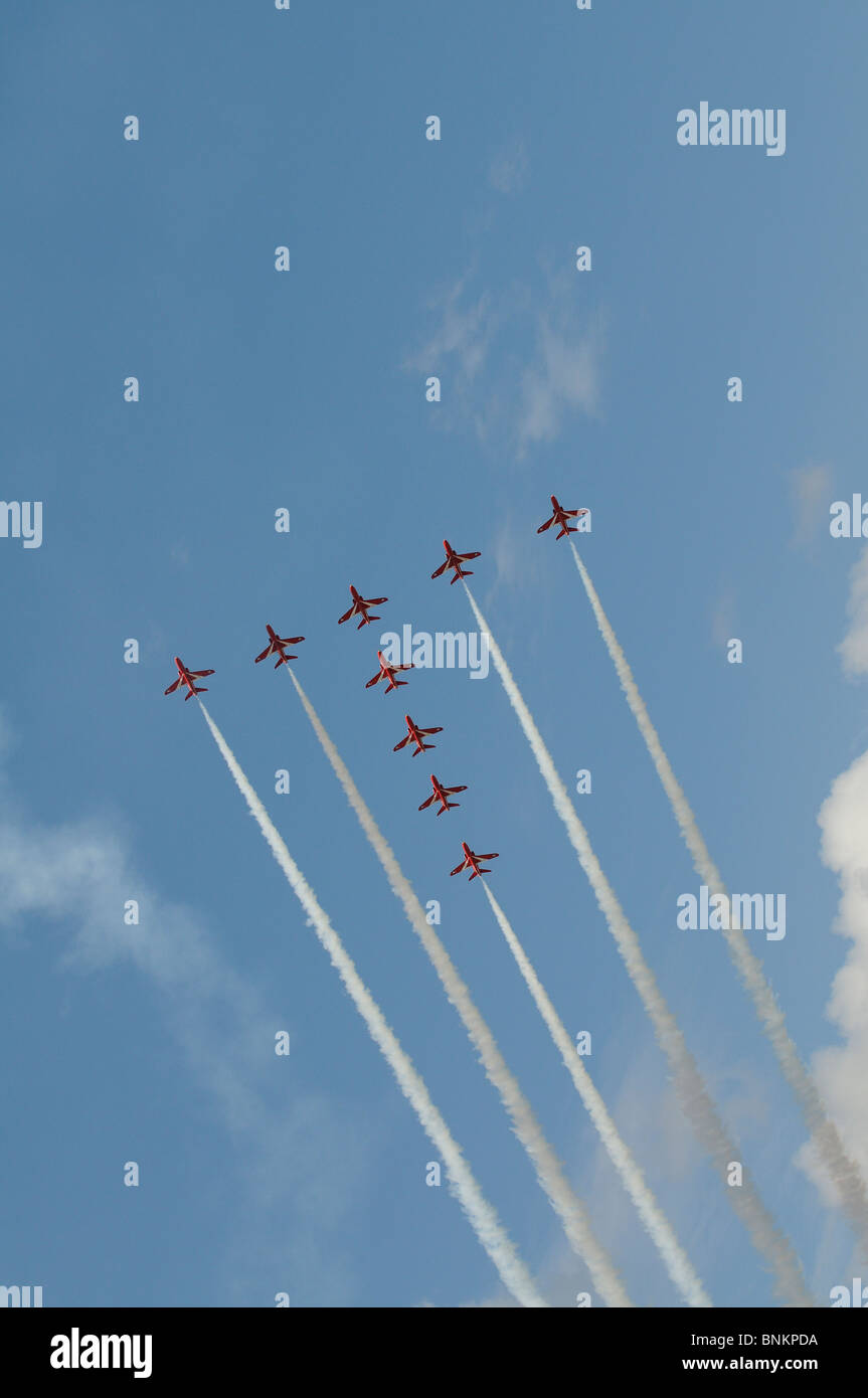 Le frecce rosse RAF aerobatic team display battenti la loro Hawk aerei in formazione con tracciato bianco sul fumo al di sopra di Farnborough Regno Unito Foto Stock