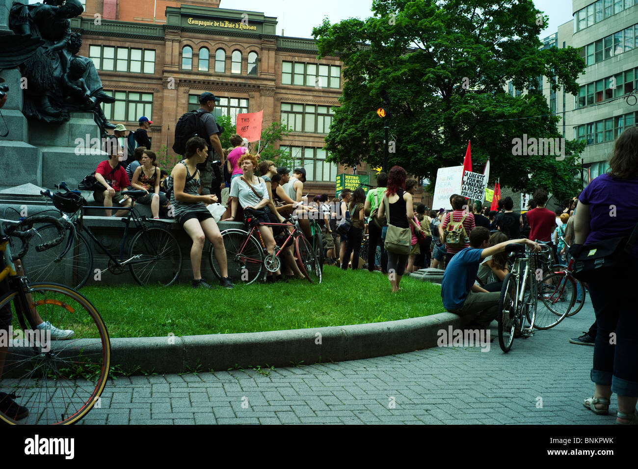 I manifestanti a anti-G20 detenuto nel rally di Phillips Square, Montréal. Foto Stock