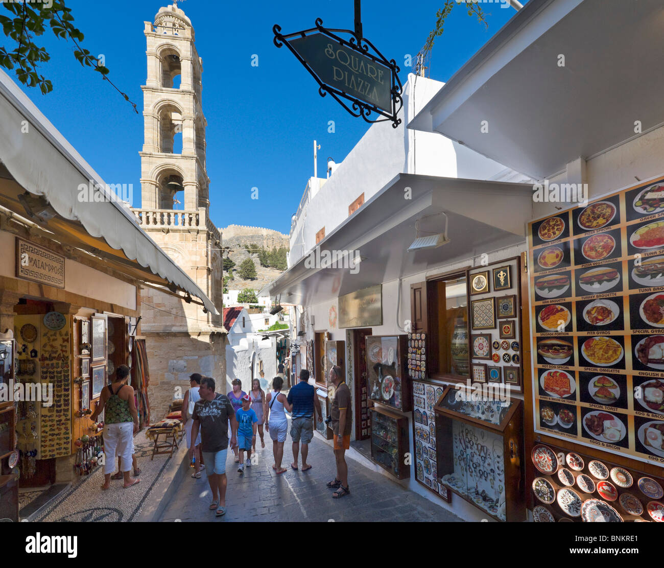Negozi nel centro del villaggio di Lindos, Rodi, Grecia Foto Stock