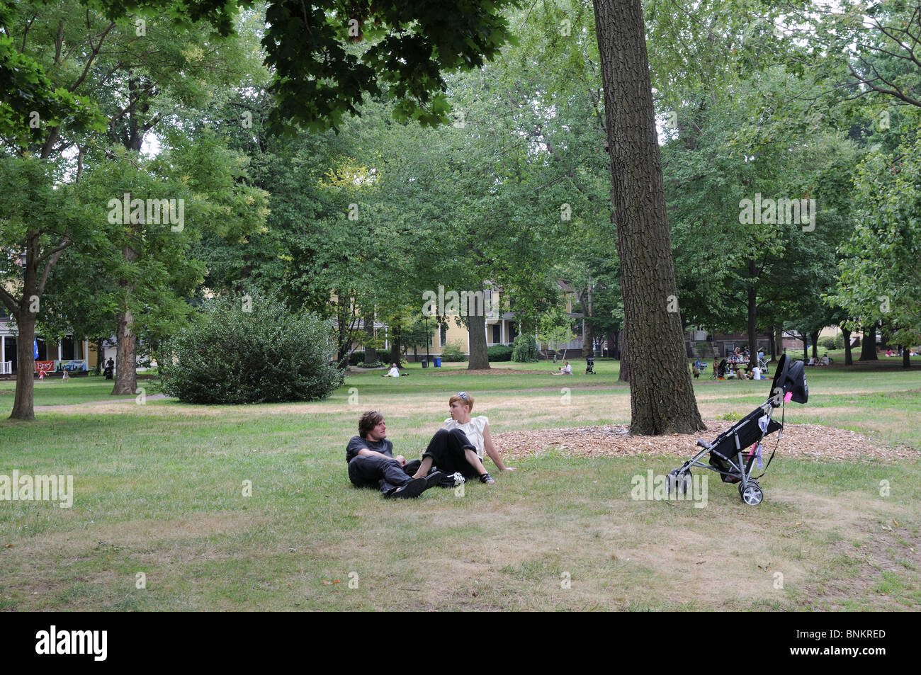 Nolan Park sulla Governors Island nel porto di New York è una frondosa enclave circondata da 19o secolo. Foto Stock