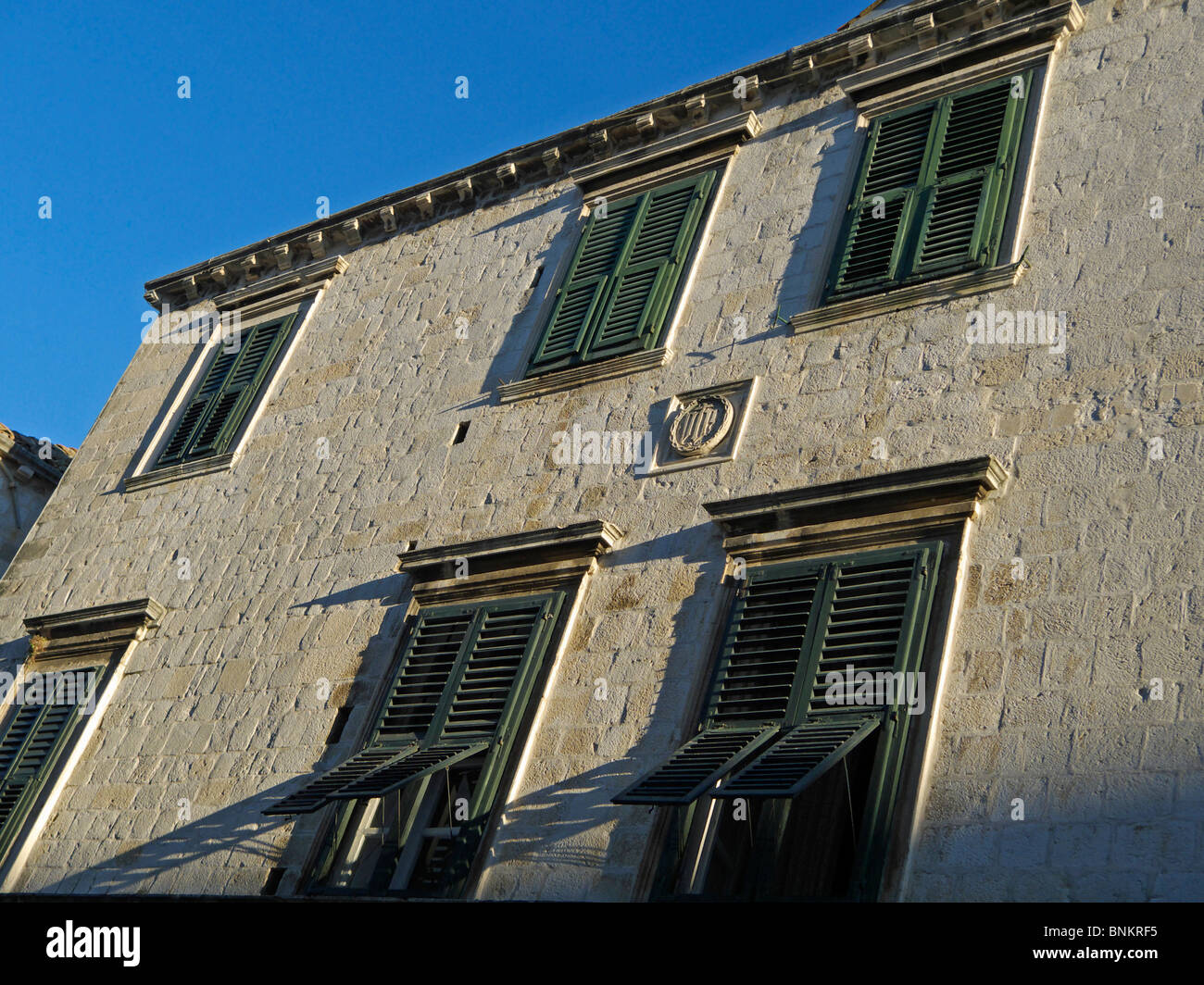 Finestre con persiane di un edificio sullo Stradun, Dubrovnik, Croazia. Foto Stock