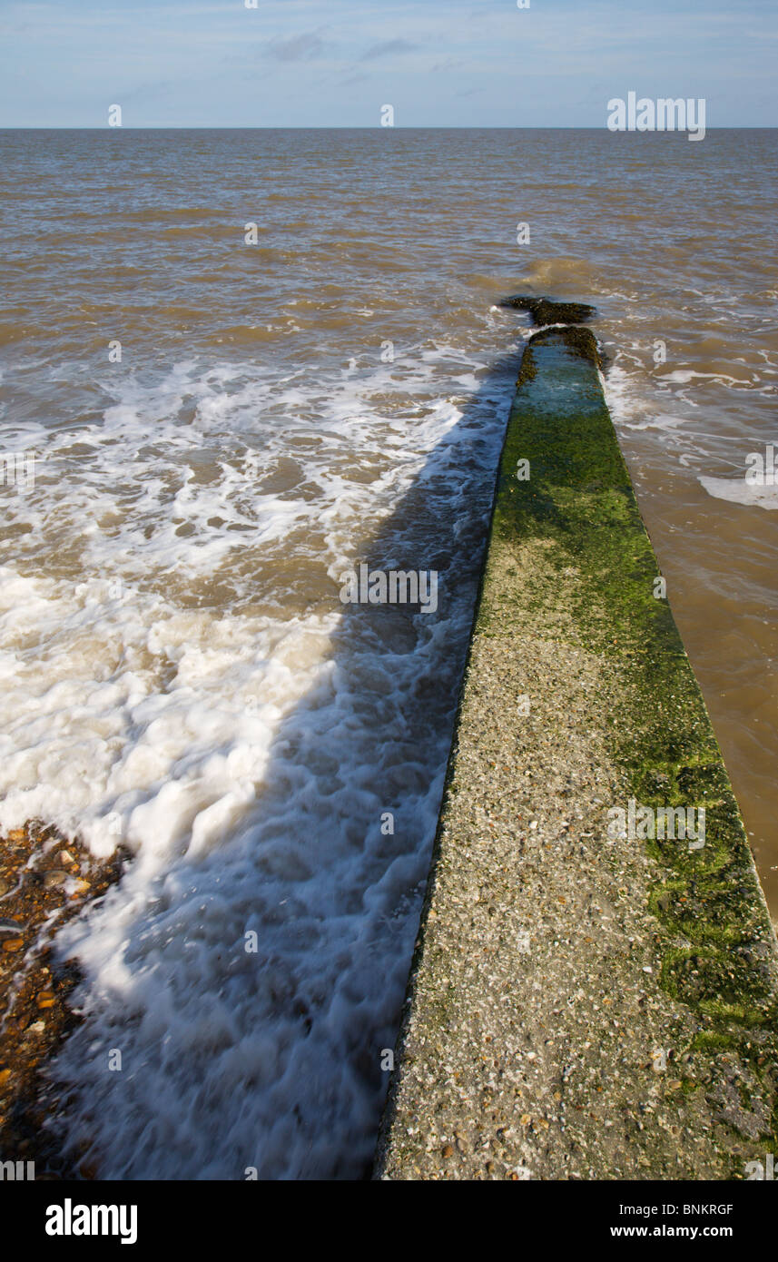 Un mare di calcestruzzo muro di difesa sulla spiaggia di Felixstowe nel Suffolk, Inghilterra. Foto Stock