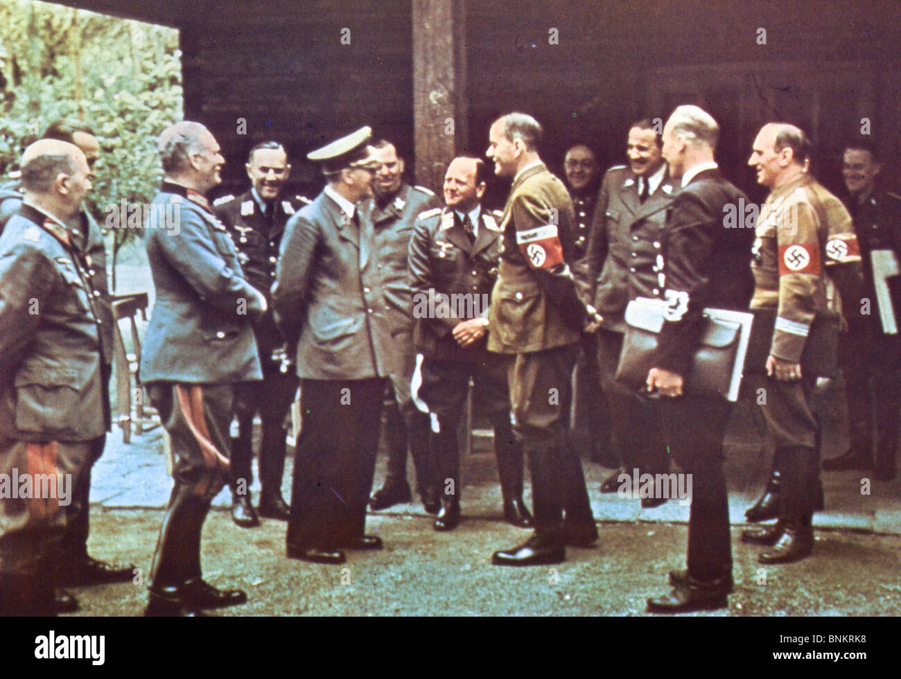ADOLF HITLER parla al Luftwaffe Commander Erhard Milch (mani giunte) e Albert Speer al suo HQ a Vinnitsa, Ucraina, 1942 Foto Stock