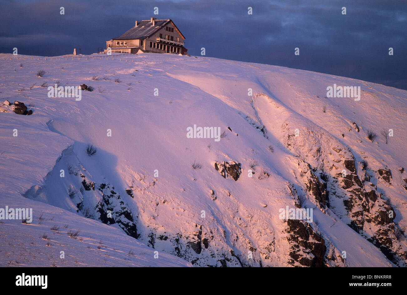 Francia Alsazia parodia corner house home inverno il paesaggio montagne Vosges stagione di neve umore atmosfera serale sera serata Foto Stock