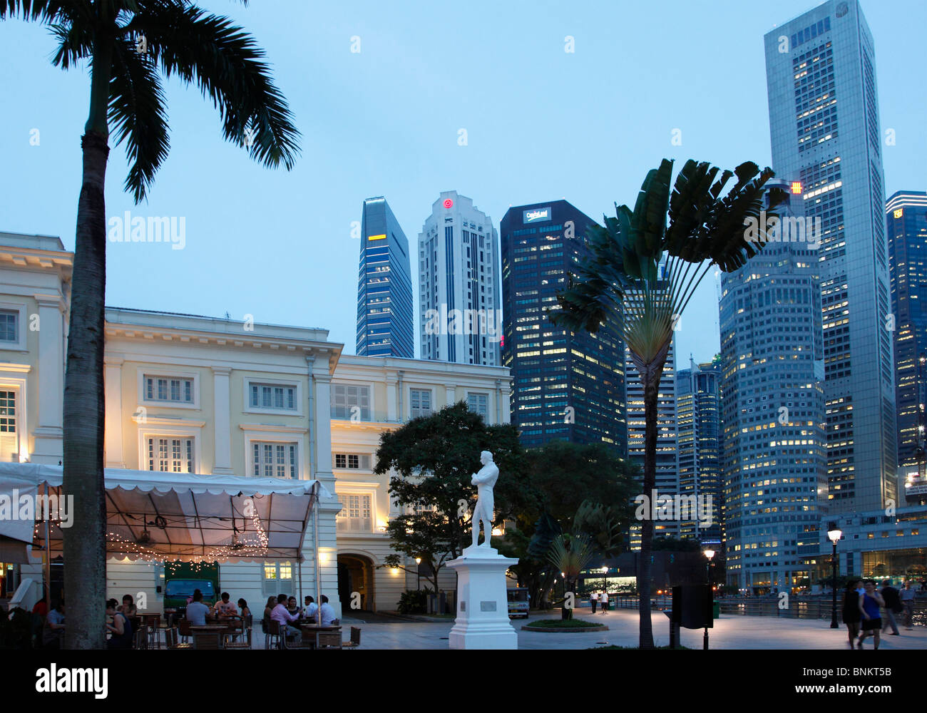 Singapore, coloniale e quartieri centrali degli affari di notte Foto Stock