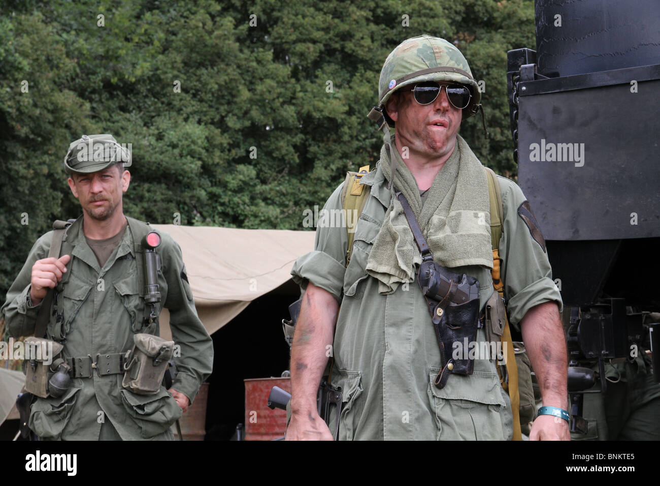 La rievocazione del conflitto del Vietnam. Due soldati vestiti in pieno uniforme militare, in piedi a proprio agio. Guerra e Pace show 2010 Foto Stock