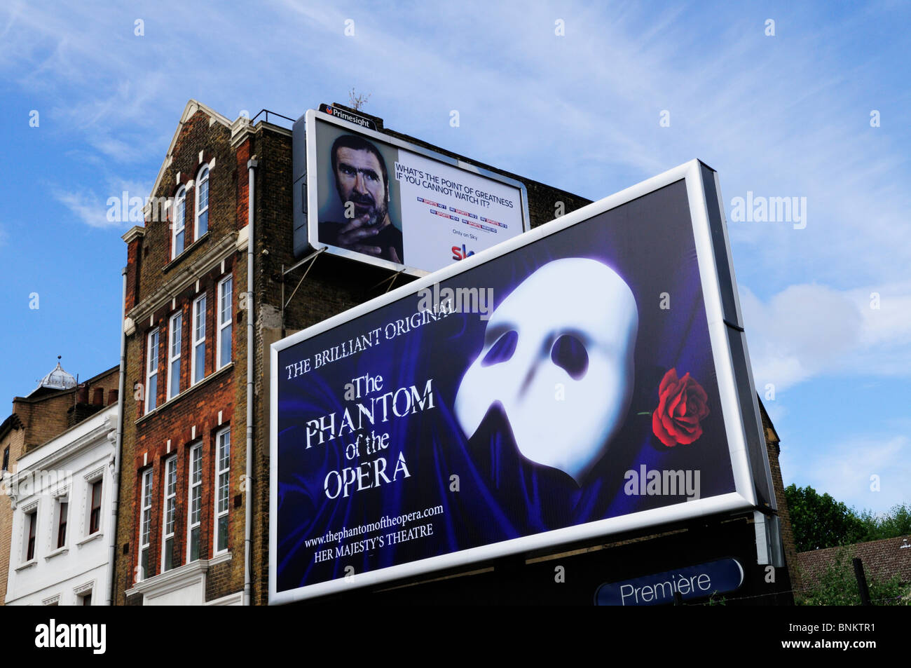 Phantom of the Opera e Sky cartelloni pubblicitari a Whitechapel Road, London, England, Regno Unito Foto Stock