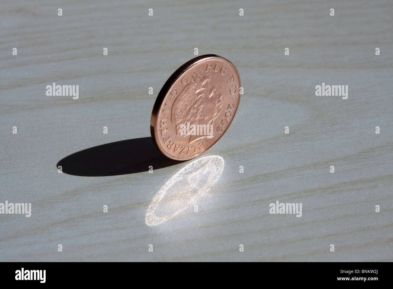 Una sterlina 2p moneta sul bordo Foto Stock