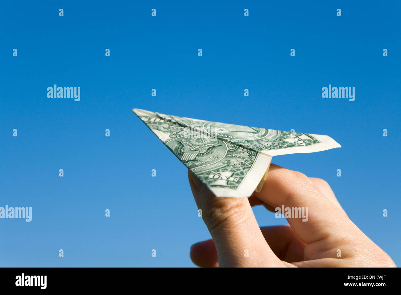 US Dollar aeroplano e cielo blu, il concetto di successo aziendale Foto Stock