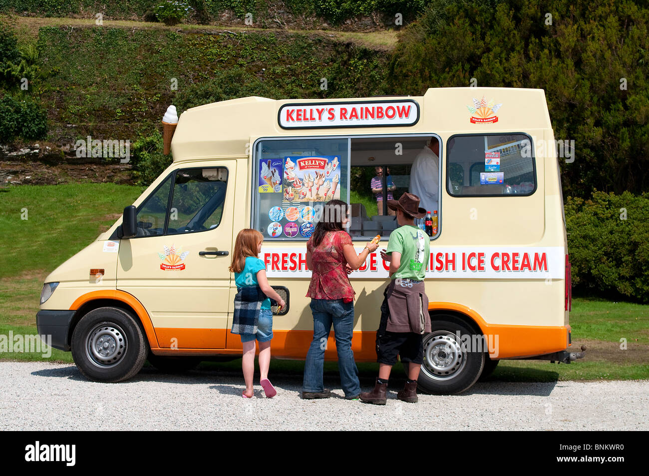 Una giovane famiglia acquisto di gelati da un furgone, England, Regno Unito Foto Stock