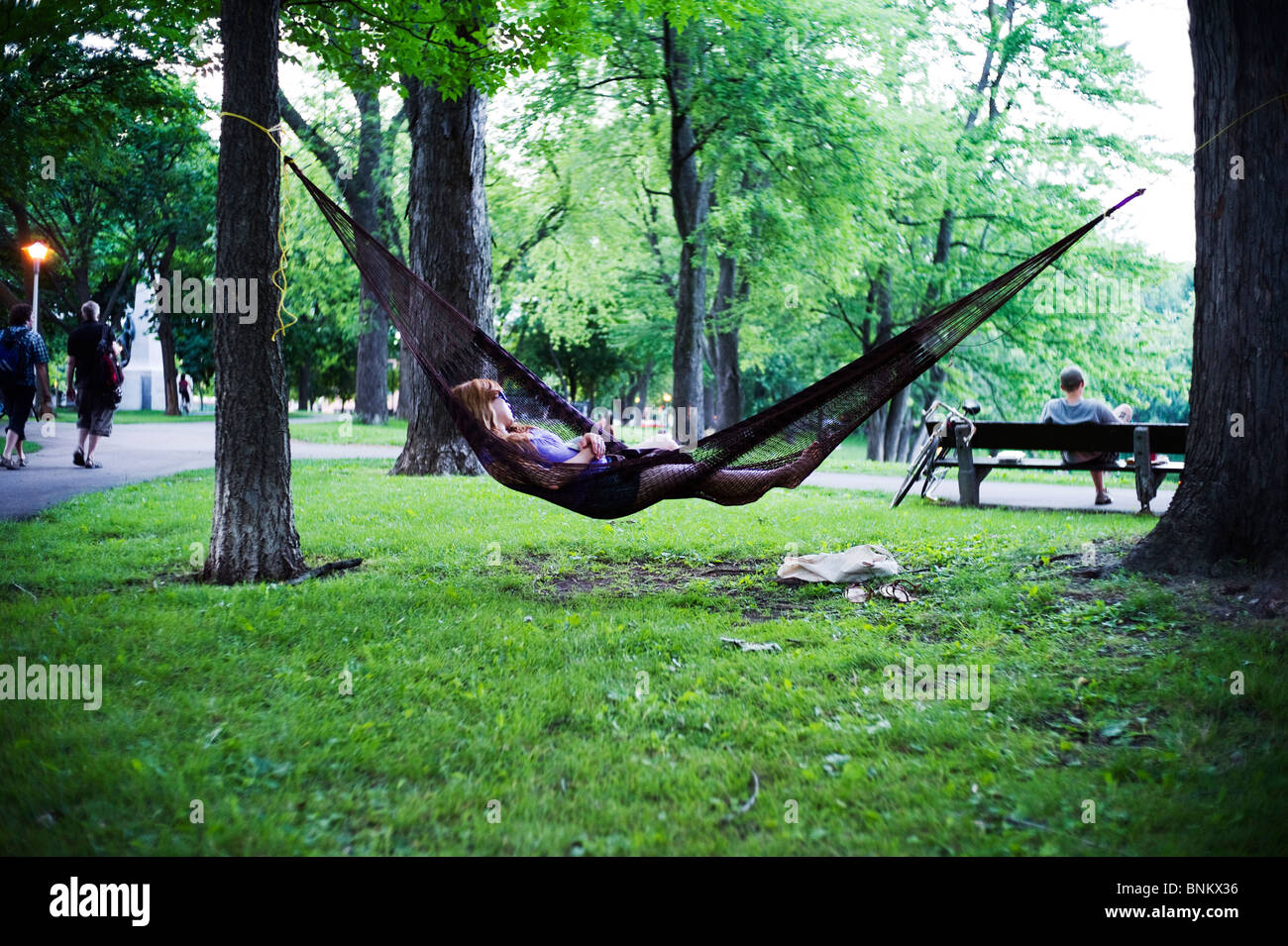 Giovane donna che dorme amaca in Lafontaine Park, Montréal. Foto Stock