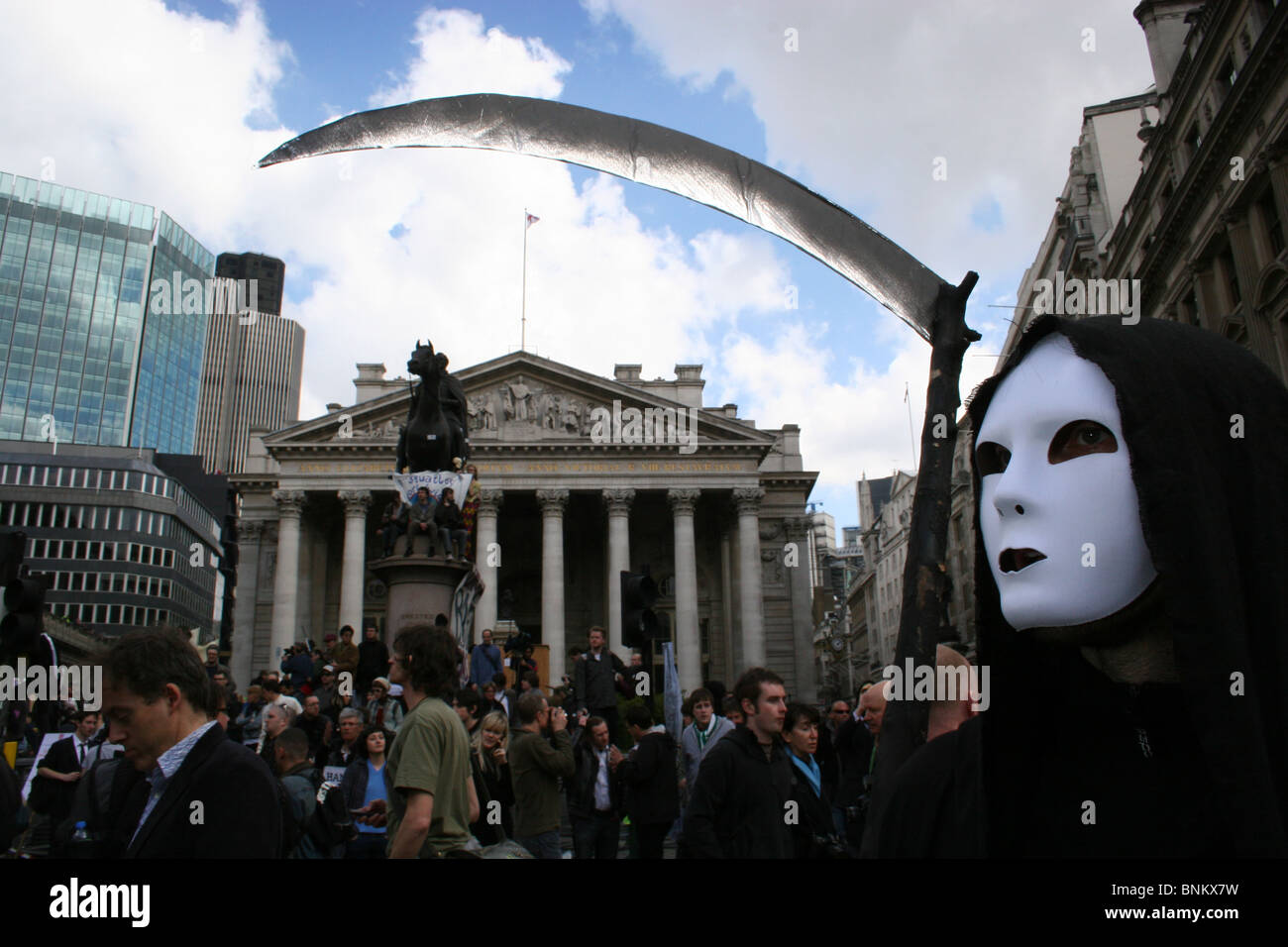 Protester vestito come Grim Reaper con sythe oltre la banca di Inghilterra durante la G20 proteste, London, Regno Unito Foto Stock